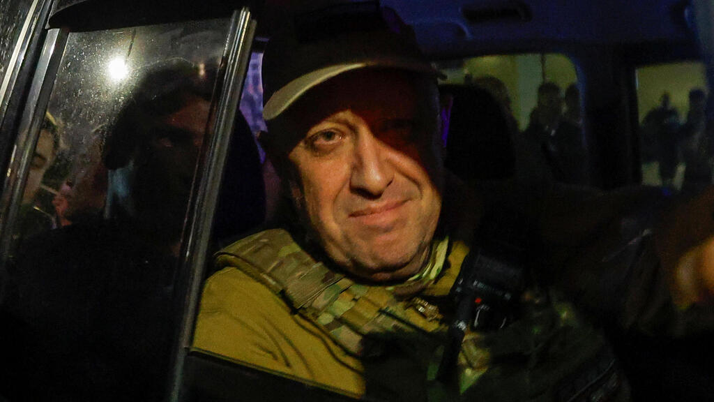 Yevgeny Prigozhin (Photo: Reuters) יבגני פריגוז'ין יוצא ממפקדת המחוז הצבאי ברוסטוב על הדון, אל הציבור שמתקרב ללחוץ את ידו