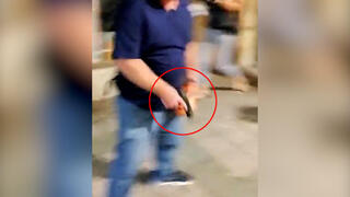 אדם שולף אקדח על מפגין, ניסיון דריסה של מפגינה בפתח תקווה