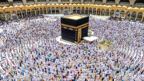 Muslims in Mecca celebrate Feast of Sacrifice in scorching heat