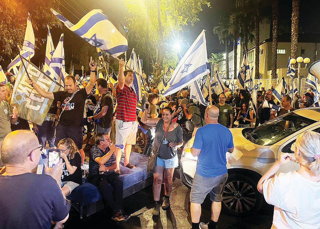 המחאה אמש מול משטרת פתח תקווה | צילומים: נדב אבס yk13483221