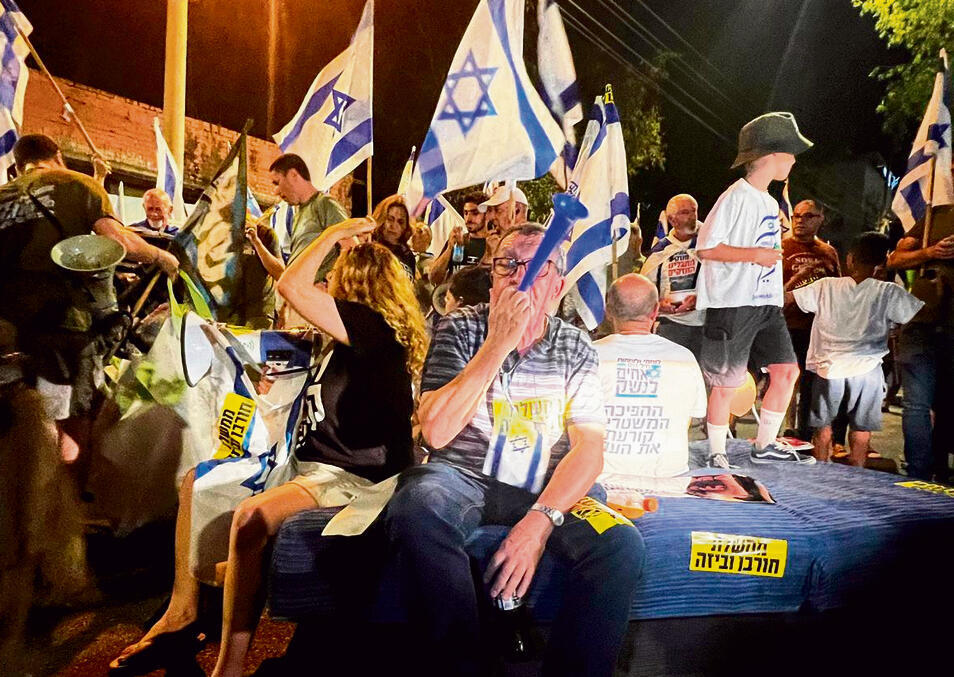 המחאה אמש מול משטרת פתח תקווה | צילומים: נדב אבס yk13483223