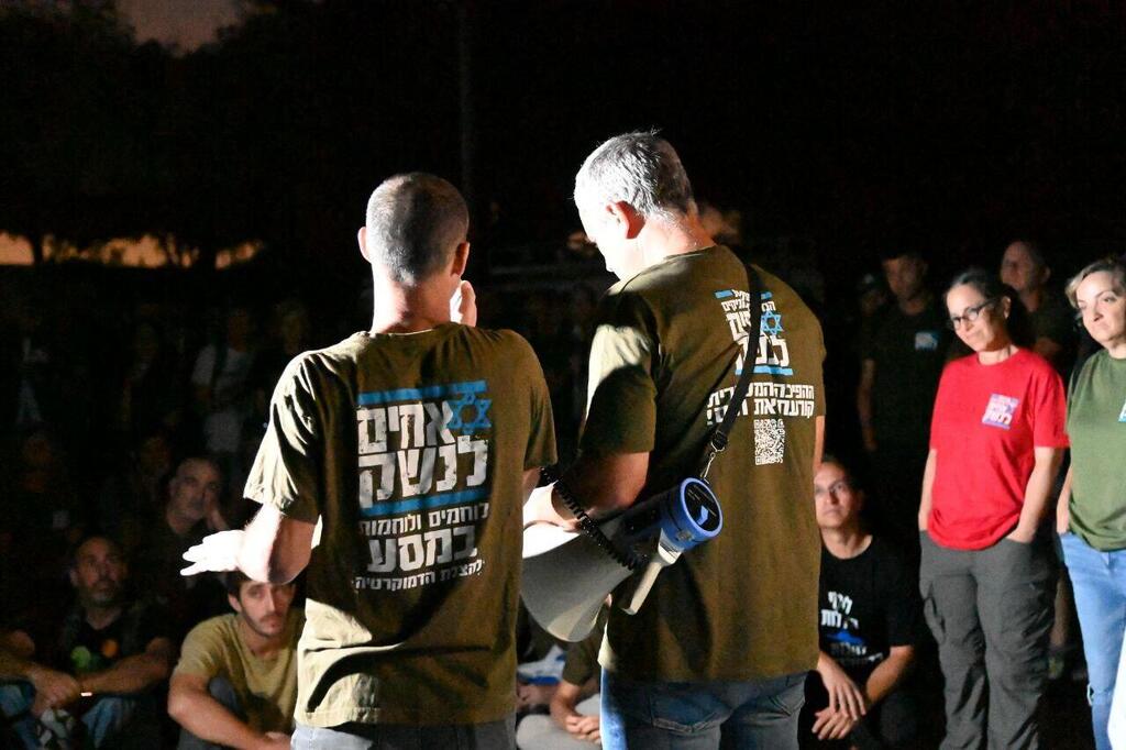 אנשי מחאת המילואימניקים בהפגנה בחודש שעבר מול ביתו של שר המשפטים לוין. "הרודן וממשלת ההפיכה מחריבים את מערכת הביטחון הישראלית" (צילום: יאיר שגיא) מחאת המילואימניקים מול ביתו של יריב לוין