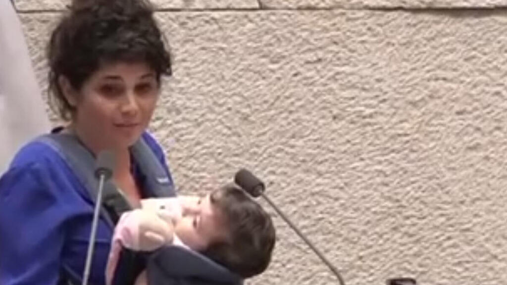 השכל ובתה במליאה. "יש גם אימהות עובדות" (צילום: ערוץ הכנסת) שרן השכל ובתה