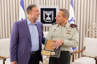 סגן הרמטכ"ל אלוף אמיר ברעם מעניק שי לדוד הגר