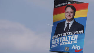גרמניה רוברט זסלמן מועמד אלטרנטיבה לגרמניה AfD ש ניצח ב מחוז זונברג במדינת תורינגיה שלט שלטים