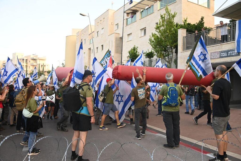 אנשי "מחאת המילואימניקים" מפגינים במודיעין (צילום: יאיר שגיא) מחאת המילואימניקים מול ביתו של יריב לוין