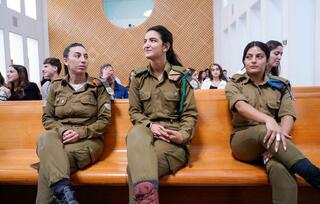 החיילות העותרות מימין לשמאל: מור לידאני, גלי נשרי ועמר סריה