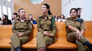 החיילות העותרות מימין לשמאל: מור לידאני, גלי נשרי ועמר סריה
