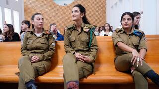 החיילות העותרות מימין לשמאל: מור לידאני, גלי נשרי ועמר סריה