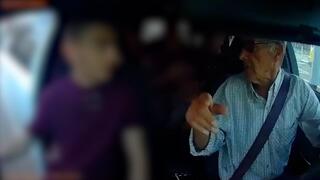 תיעוד: בני נוער גונבים כסף מנהג מונית בן 82 באשקלון