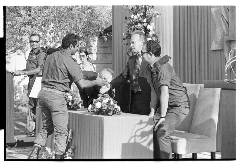רבין ופרס מעניקים לקהלני את אות עיטור הגבורה ב-1975