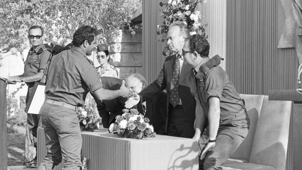 רבין ופרס מעניקים לקהלני את אות עיטור הגבורה ב-1975