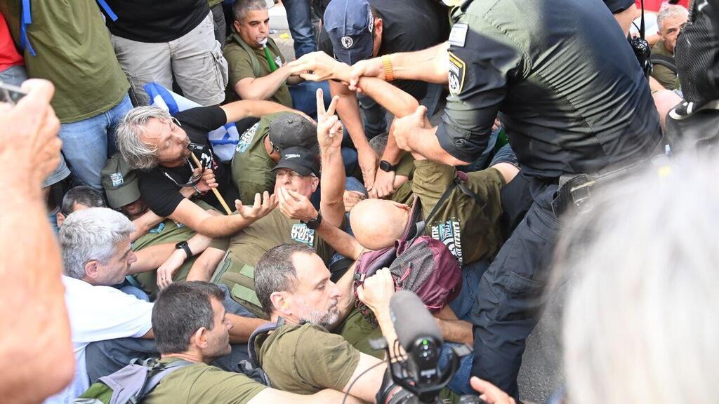 הפגנה מול ביתו של יריב לוין (צילום: יאיר שגיא) הפגנת אחים לנשק מול ביתו של יריב לוין מודיעין