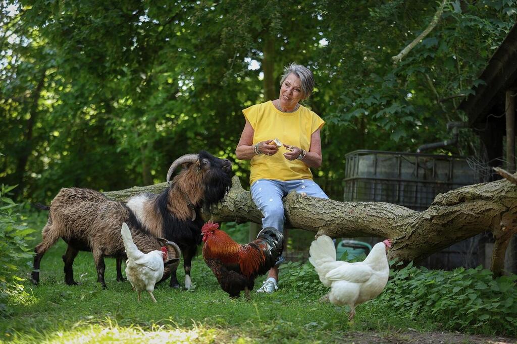 Sela at her farmhouse (Photo: Avigail Uzi) חדוה סלע בכפר שבו היא מתגוררת