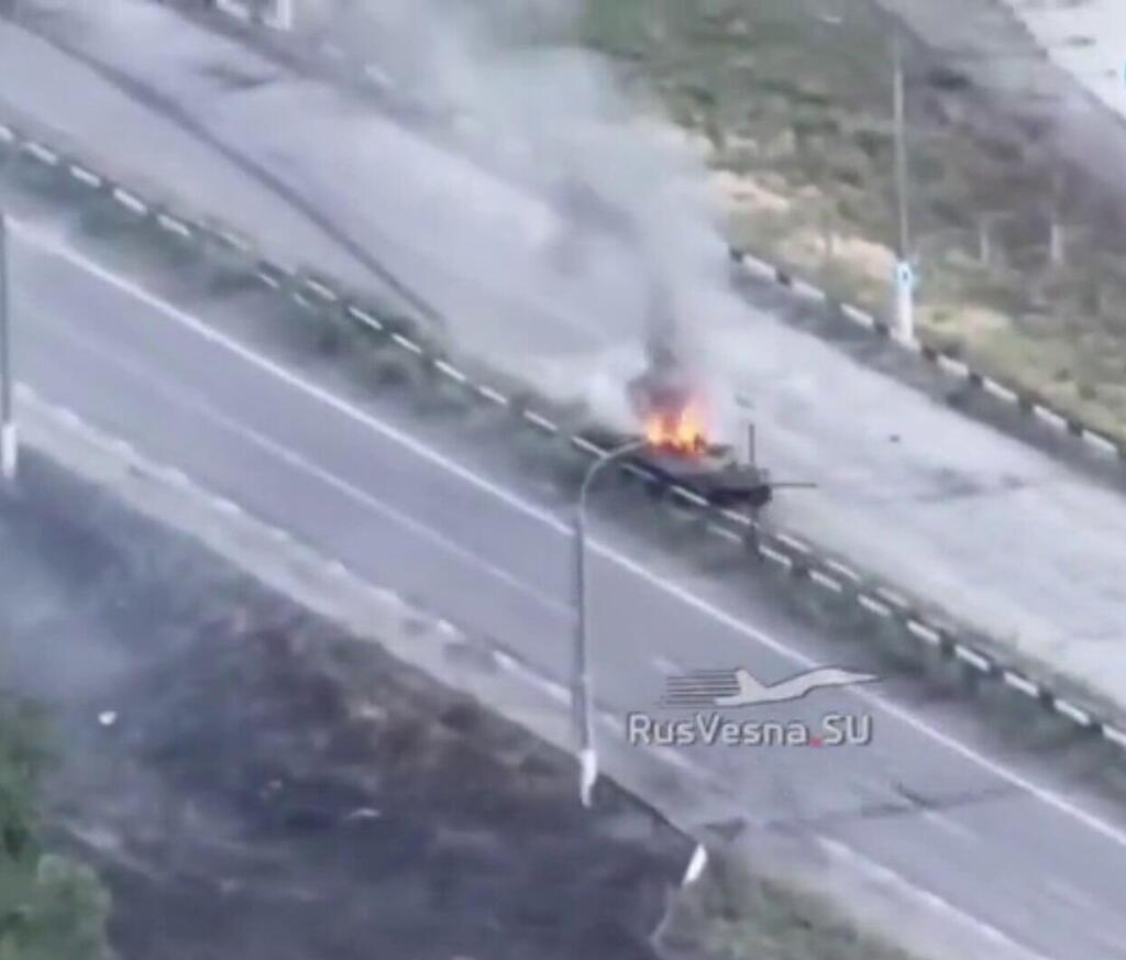 תיעוד לכאורה של נגמ"ש רוסי עולה על מוקש במהלך קרבות בין רוסיה ל אוקראינה באזור הכפר הכבוש אולשקי במחוז חרסון מתקפת נגד אוקראינית