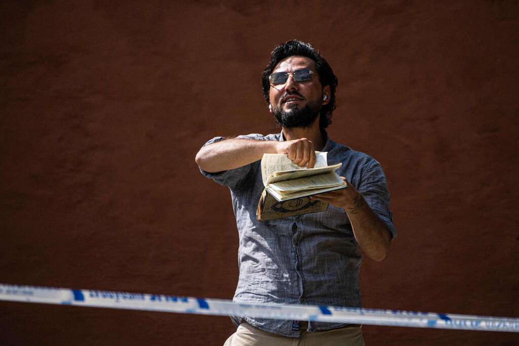 Un militant lors d'une manifestation au cours de laquelle il a brûlé un Coran devant une mosquée à Stockholm, en Suède