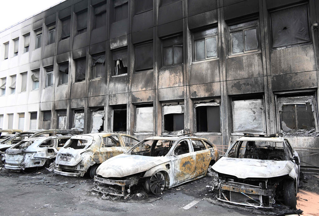 מכוניות שרופות, הבוקר בנאנטר (צילום: Bertrand GUAY / AFP) נזקי מהומות נאנטר צרפת בעקבות תקרית שבה שוטר ירה למוות ב נער אלג'יראי