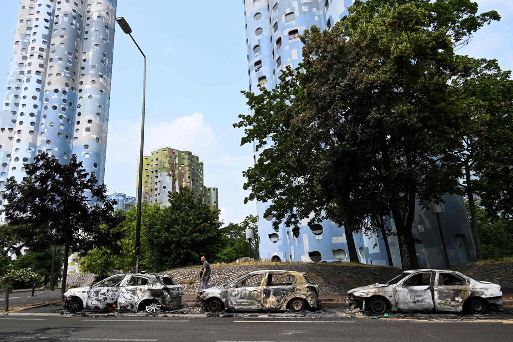 צילום: Bertrand GUAY / AFP נזקי מהומות נאנטר צרפת בעקבות תקרית שבה שוטר ירה למוות ב נער אלג'יראי