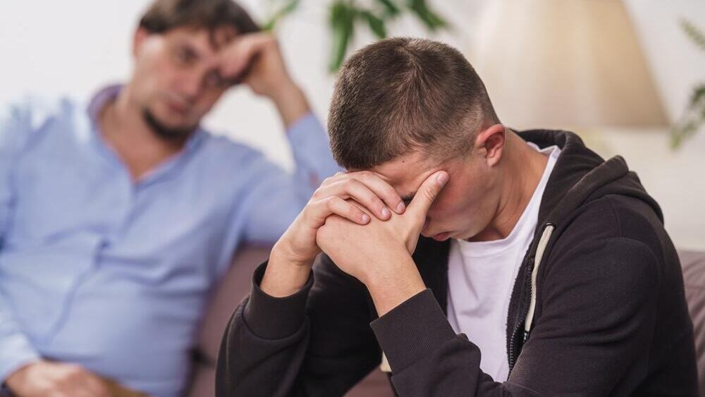 "אני שומע אותך, אני מבין שמאוד קשה לך, אני אהיה כאן איתך, ונצא מזה. יחד" (צילום: Shutterstock) הורים