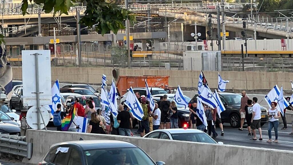 מפגינים חוסמים את איילון סמוך למחלף ההלכה (צילום: מחאת קפלן) מפגינים חוסמים את איילון סמוך למחלף ההלכה