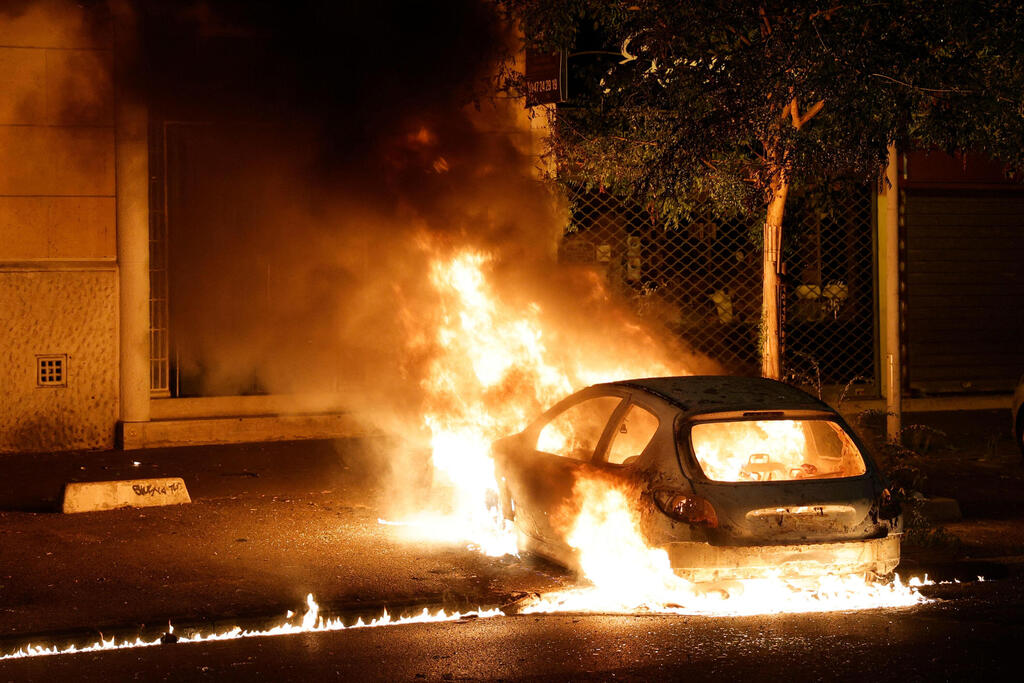 צילום: Geoffroy VAN DER HASSELT / AFP מהומות ב נאנטר צרפת בעקבות תקרית שבה שוטר ירה למוות ב נער אלג'יראי בשם נאהל