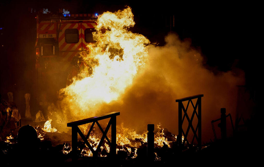 צילום: Geoffroy VAN DER HASSELT / AFP מהומות ב נאנטר צרפת בעקבות תקרית שבה שוטר ירה למוות ב נער אלג'יראי בשם נאהל
