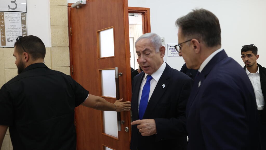 בנימין נתניהו בבית המשפט, השבוע (צילום: אלכס קולומויסקי) ראש הממשלה בנימין נתניהו יוצא מאולם הדיונים עדות ארנון מילצ'ן מברייטון