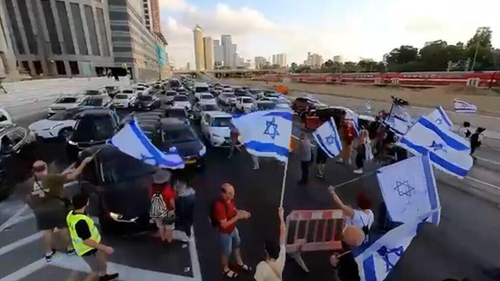 צילום: שב"פ מפגינים חוסמים את איילון סמוך למחלף ההלכה