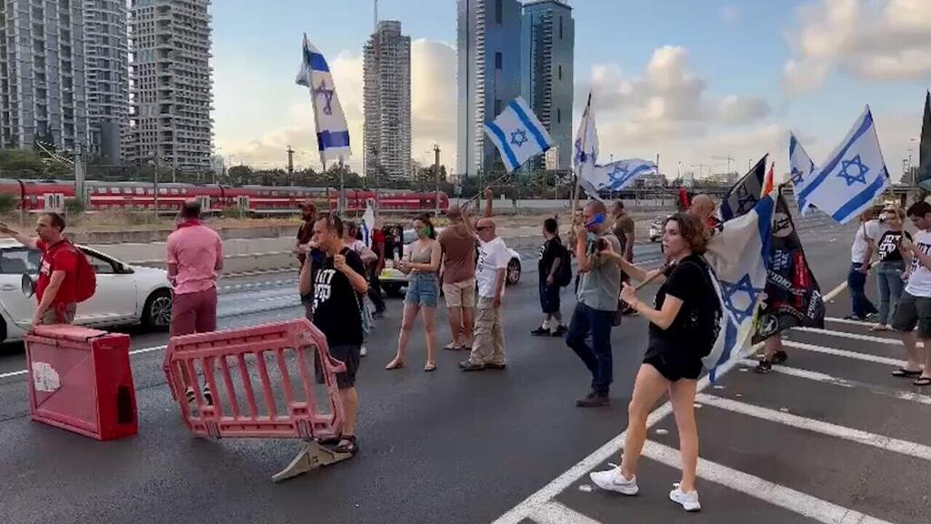 מפגינים חוסמים את איילון סמוך למחלף ההלכה