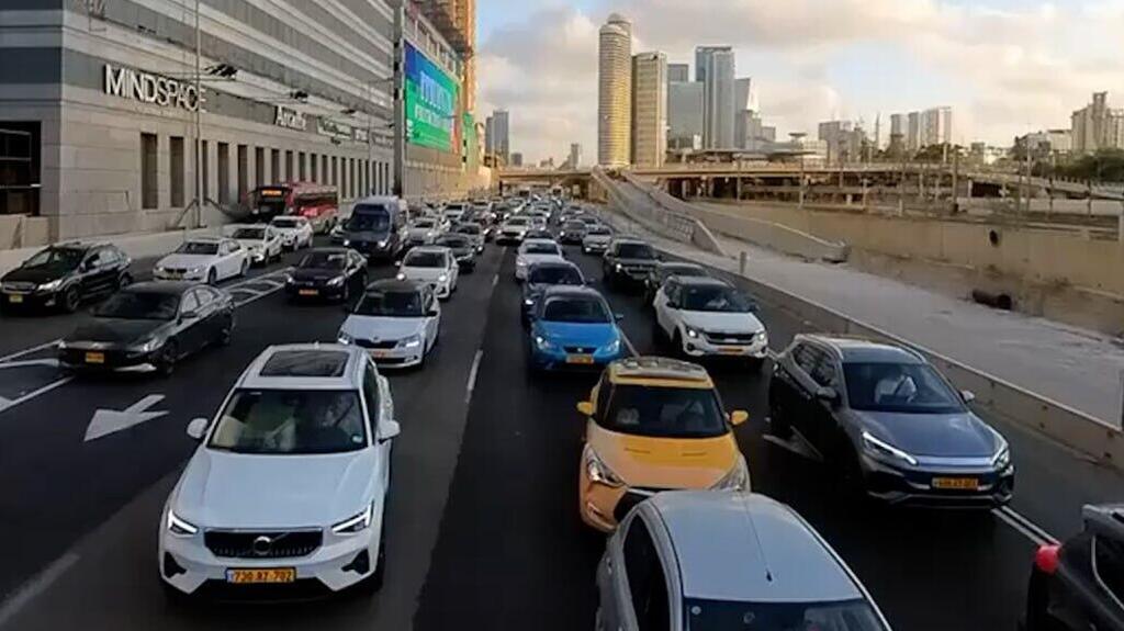 צילום: שב"פ מפגינים חוסמים את איילון סמוך למחלף ההלכה