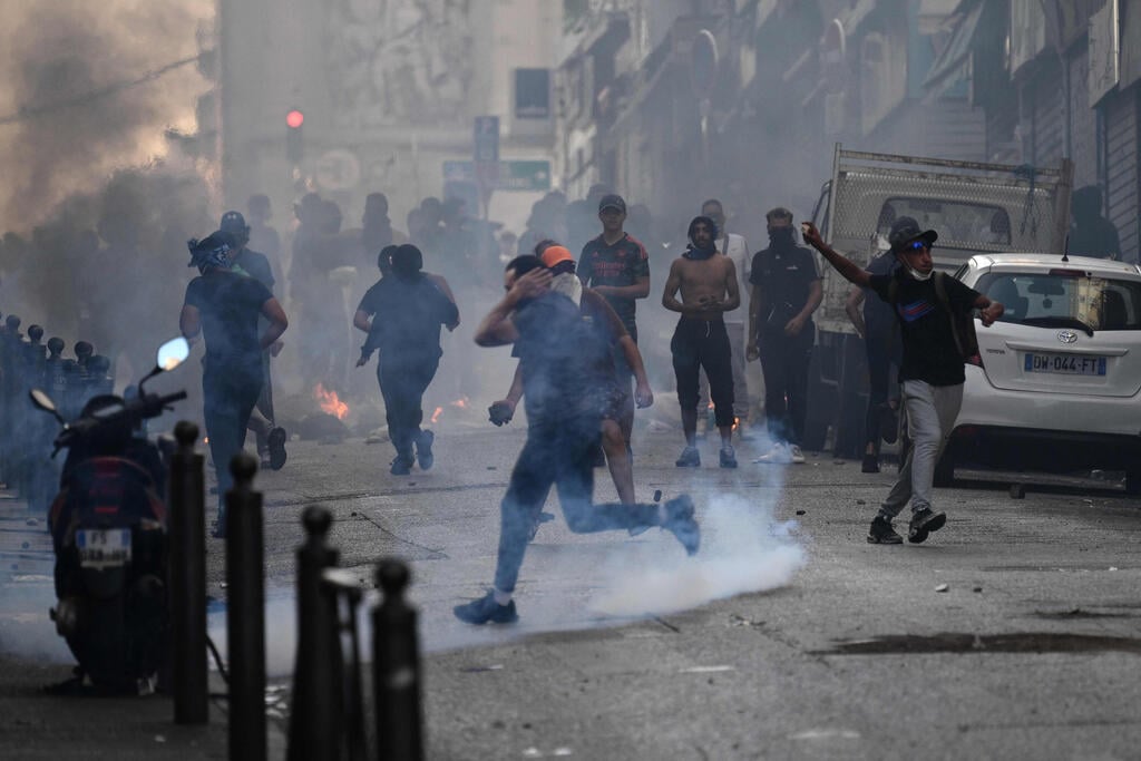 צילום: CHRISTOPHE SIMON / AFP מהומות במרסיי