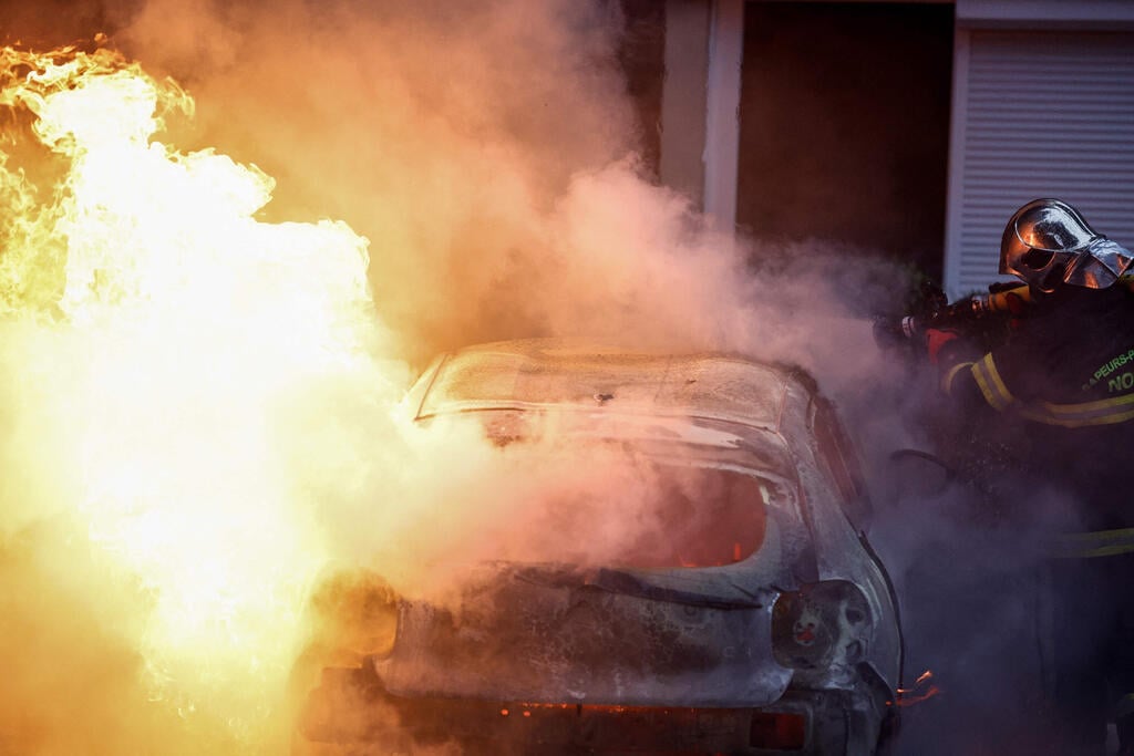 הצתות בליל. 4,000 שריפות בלילה אחד (צילום: KENZO TRIBOUILLARD / AFP) משטרה בליל