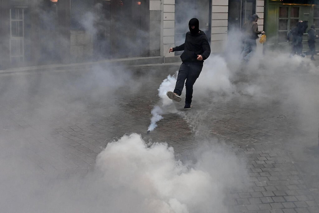 צילום: Sebastien SALOM-GOMIS / AFP מהומות בנאנט