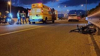 זירת תאונת הדרכים בין רוכב אופנוע לרוכב אופניים חשמליים בכביש 471