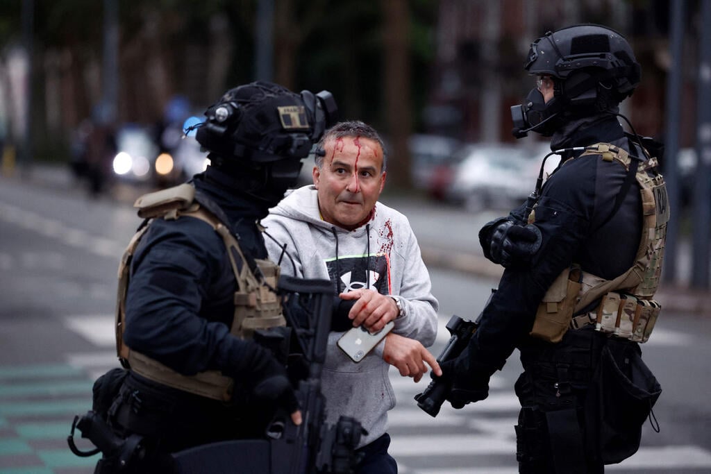 מעצרים וגם לא מעט דם. בליל (צילום: KENZO TRIBOUILLARD / AFP) משטרה בליל