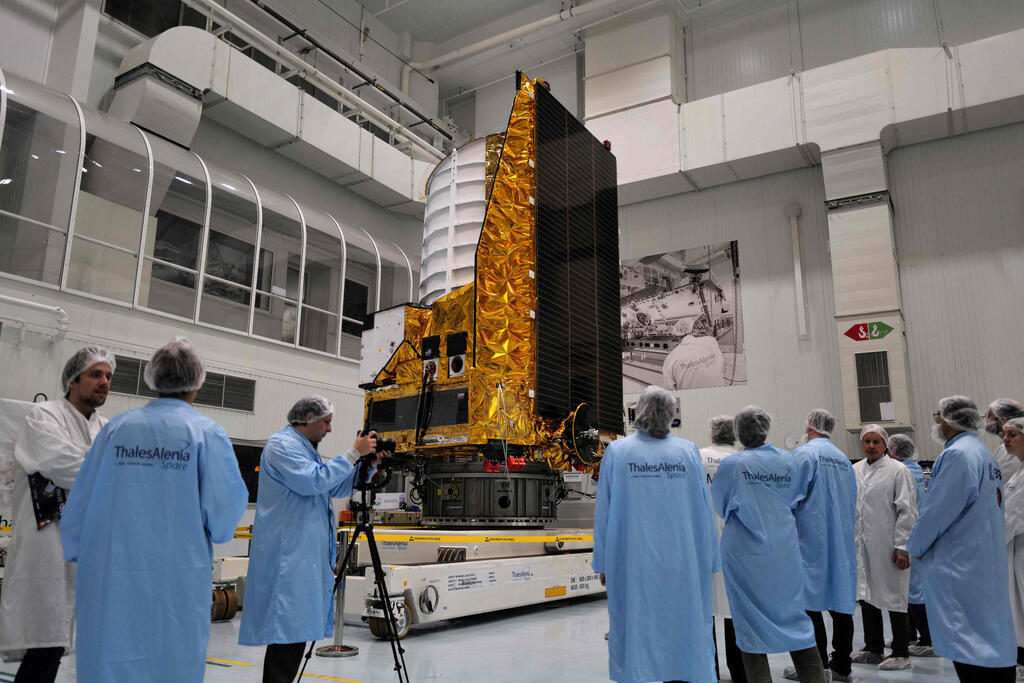 הטלסקופ אוקלידס שוגר על גבי משגר פלקון 9 של SpaceX מפלורידה BJG41pn6d3_0_0_3000_2002_0_x-large