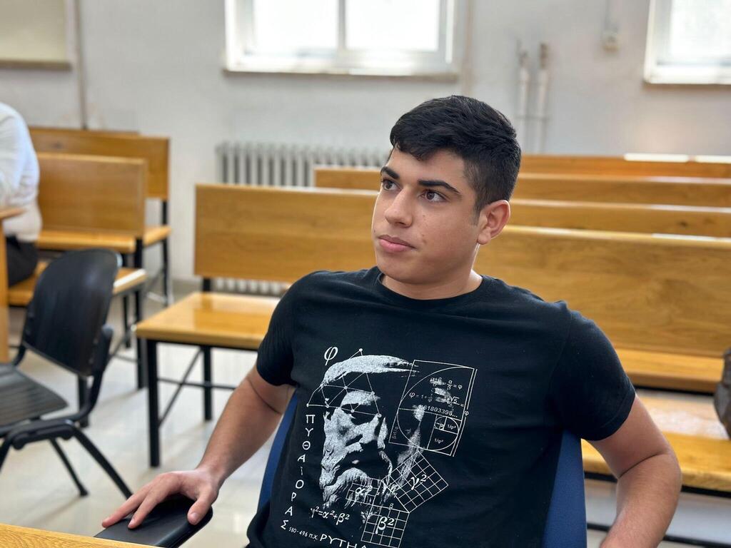 A fiú, aki jelen van a Netanjahu-per minden tárgyalásán A fiú, aki jelen van a Netanjahu-per minden tárgyalásán