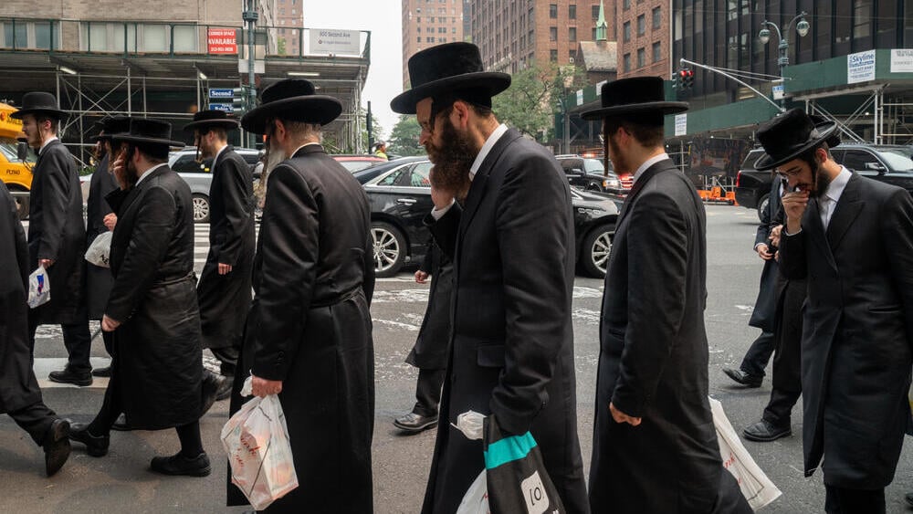 Ultra-Orthodox men in New York (Photo: Wirestock Creators / Shutterstock.com) אילוס יהודים חרדים בניו יורק, ארה''ב