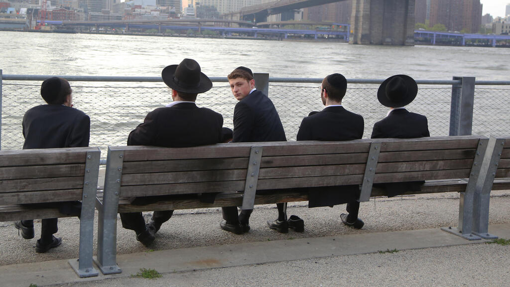 Ultra-Orthodox men in New York (Photo: Leonard Zhukovsky / Shutterstock.com) אילוס יהודים חרדים בברוקלין, ניו יורק, ארה''ב