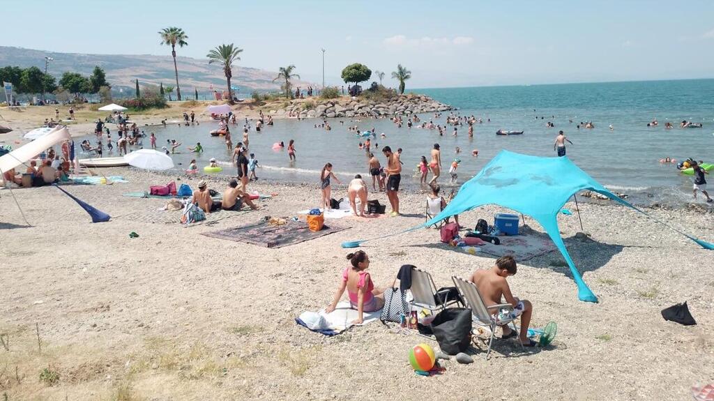 חוף צמח המחודש בכינרת (צילום: אושרי בן דור, איגוד ערים כינרת) מטיילים מבלים בחוף צמח המחודש, בכינרת