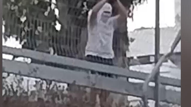 חייל מהקירייה משליך אבנים על מפגינים