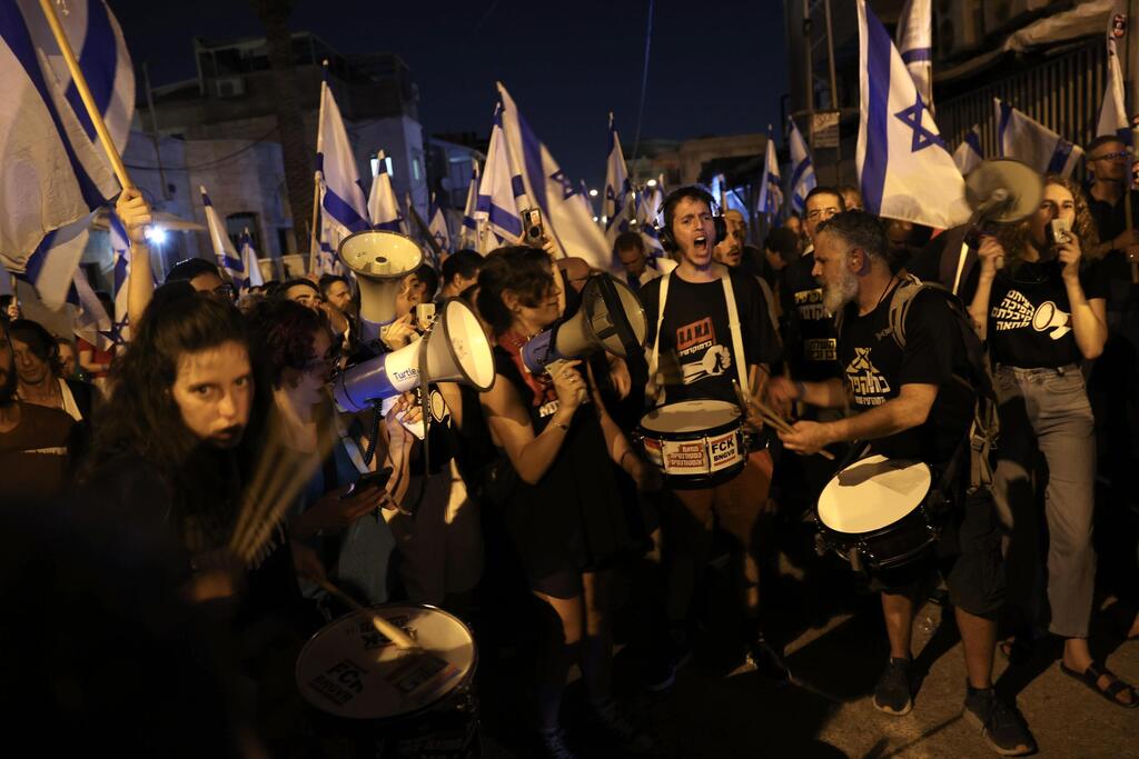 הפגנה מול משטרת רמלה נגד המהפכה המשפטית