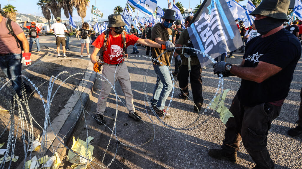 מפגינים חוסמים את הכניסה לנמל חיפה