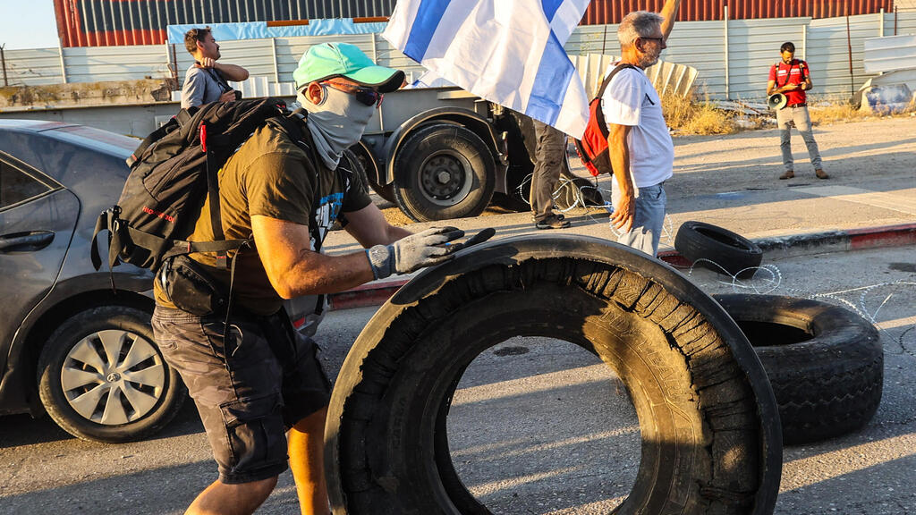 מפגינים חוסמים את הכניסה לנמל חיפה