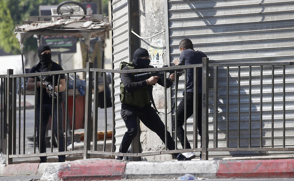 חמושים פלסטינים יורים על כוחות צה"ל בג'נין