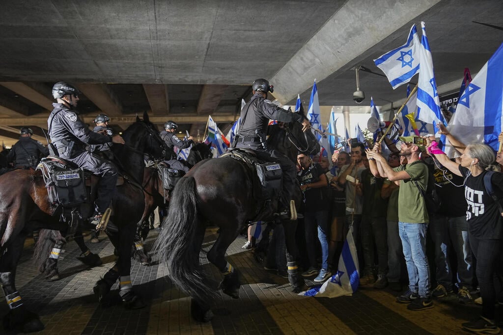 צילום: AP Photo/Ohad Zwigenberg סוסים בפגנה בנתב"ג