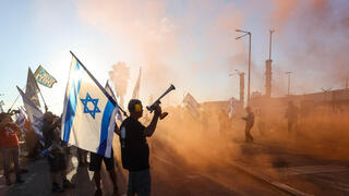 מפגינים חוסמים את הכניסה לנמל חיפה