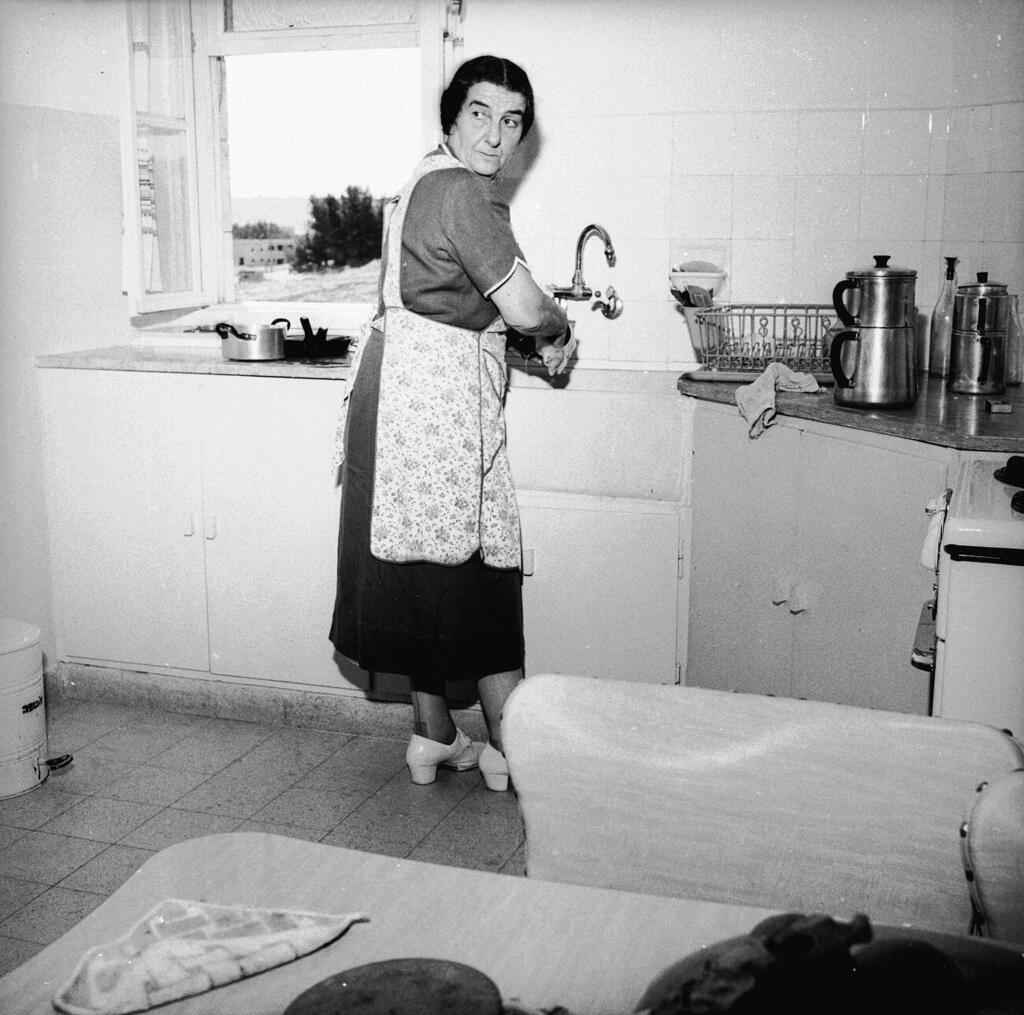 גולדה מאיר מדיחה כלים בביתה בירושלים, זמן קצר לאחר מינויה לשרת החוץ
