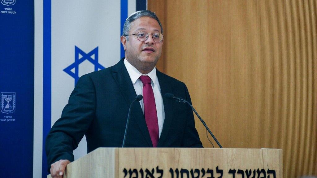 בן גביר (צילום: רפי קוץ) טקס מינויים והענקת דרגות לדרגת ניצב במשטרת ישראל במעמד השר לביטחון לאומי, ח״כ איתמר בן גביר ומפכ"ל המשטרה, רנ"צ קובי שבתאי