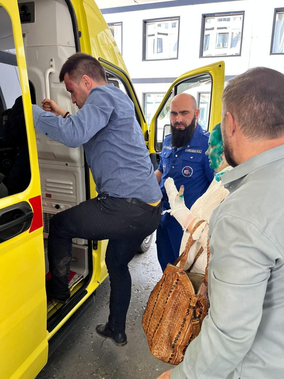 Elena Milshina et son avocat montent à bord de l'ambulance après avoir été agressés en Tchétchénie